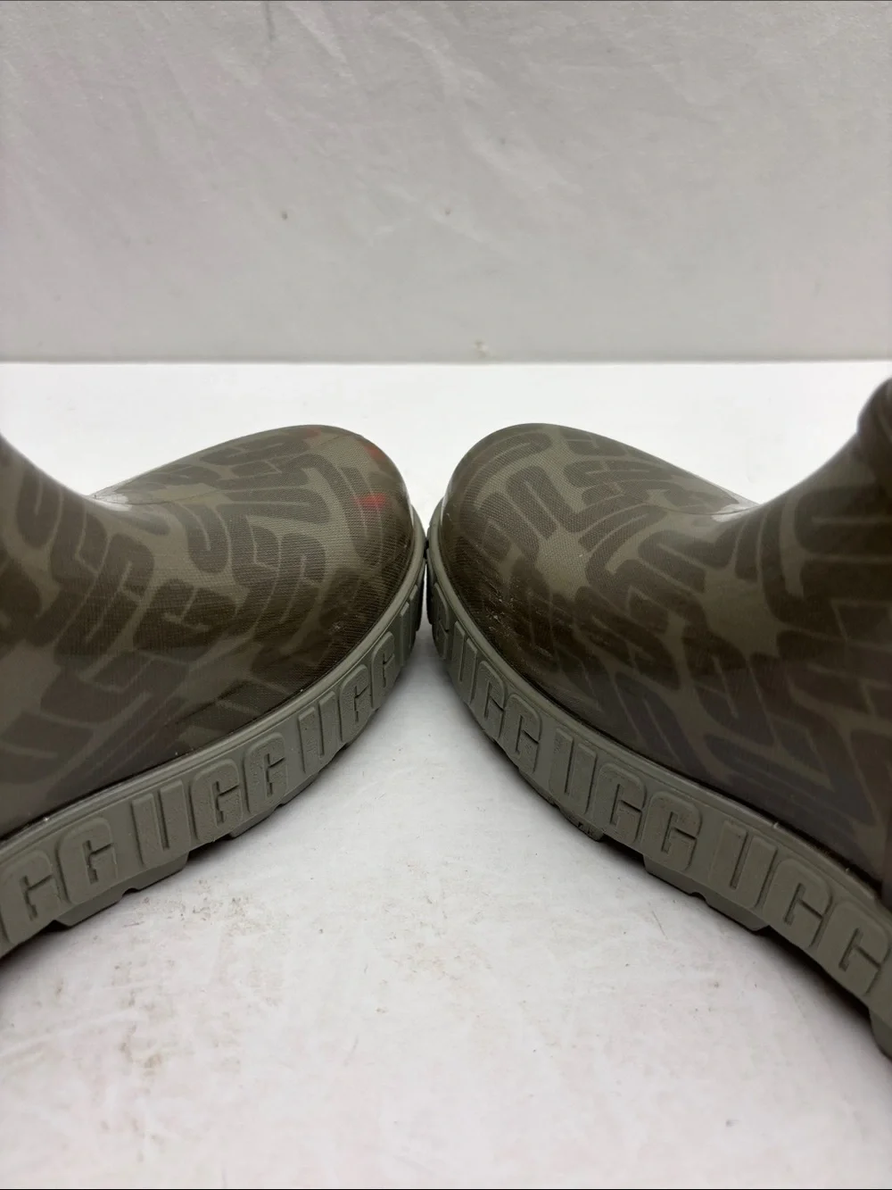UGG rain boots for little girls SZ 1, box 1 BA